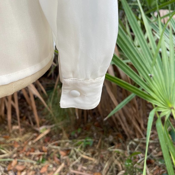 90s Cream Blouse Pleat Front Collar Chain Volup by Laura and Jane - Picture 8 of 10